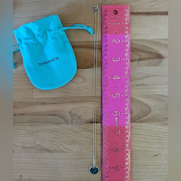 Tiffany & Co. Sterling silver necklace engraved with a “B” comes with box & bag - Picture 3 of 5